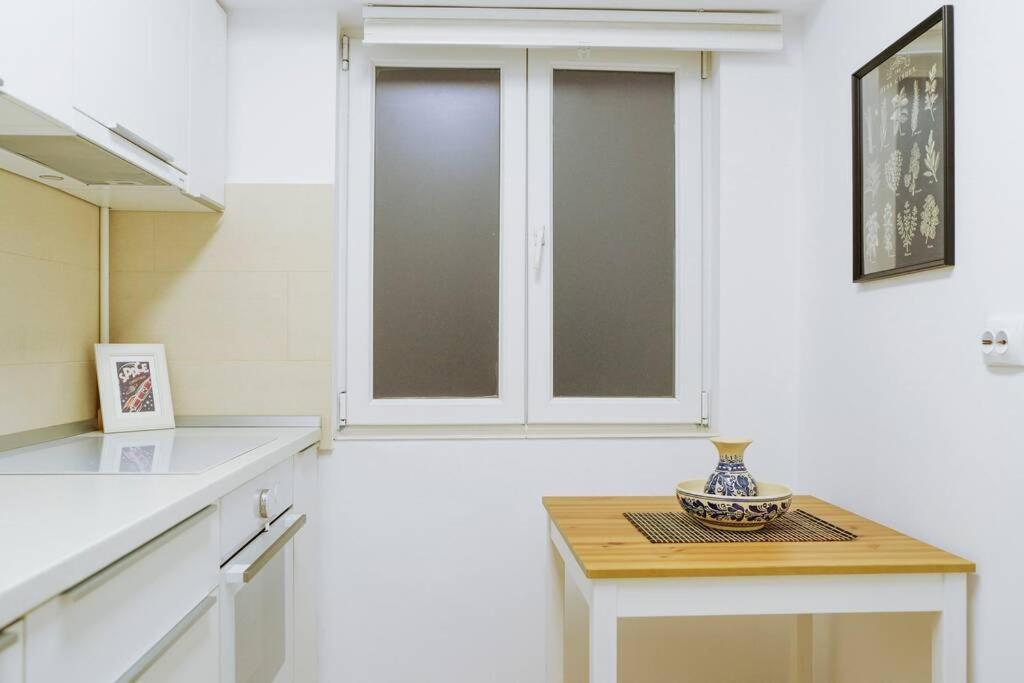 Elegant Vibes Apartment Next To Obor Market Bukarest Exterior foto